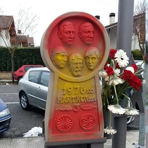 Atacan con pintura los monolitos en recuerdo de las víctimas del Tres de Marzo