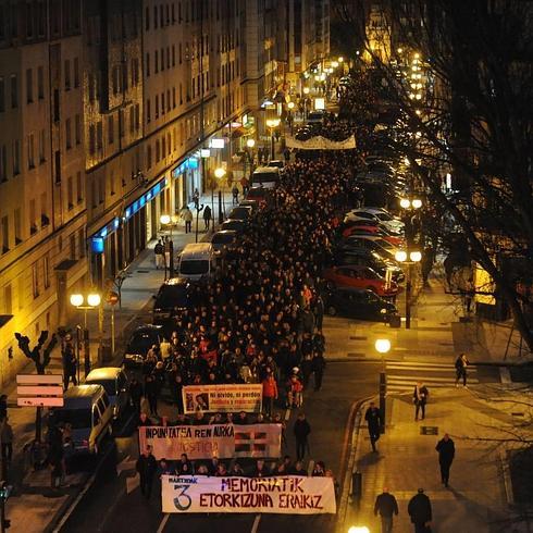 Vitoria clama justicia en una multitudinaria manifestación