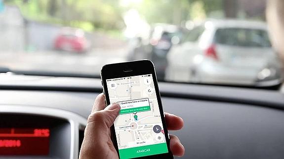 Mensaje en el móvil: «Hay un sitio libre para aparcar en Licenciado Poza»