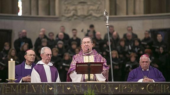 El nuncio, 8 arzobispos y 15 obispos, en la ordenación del nuevo prelado alavés