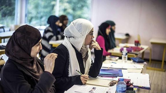 El Parlamento vasco exige medidas para repartir a los inmigrantes por los colegios