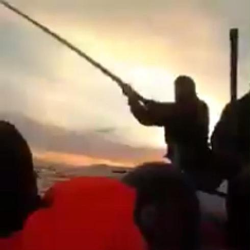 Guardacostas turcos golpean con palos a los refugiados