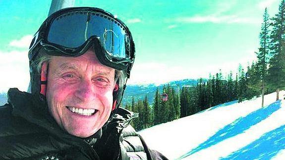 Michael Douglas resucita esquiando en Aspen