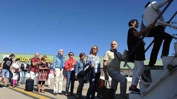 Foronda amplía su horario para atender los vuelos del Imserso