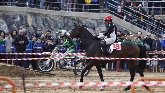 Duelo de velocidad entre una moto y un caballo en Karraspio