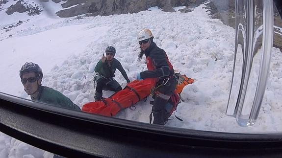 Así fue la evacuación en helicóptero del montañero vizcaíno que murió en Huesca