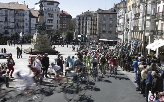 La Vuelta al País Vasco corta hoy una veintena de calles en Vitoria