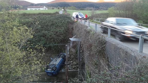 Un vehículo cae a las vías del tren en Sukarrieta y corta el tráfico ferroviario