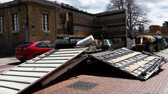 Un camión sufre graves daños tras chocar con el puente del Paseo de La Senda en Vitoria