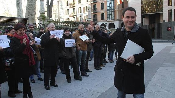 El Tribunal Superior abre la puerta a juzgar a Arraiz por pedir «jaque mate» para la Guardia Civil