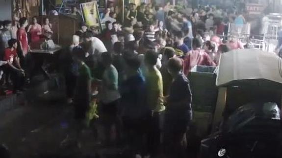 Apalean a una familia inglesa en Tailandia