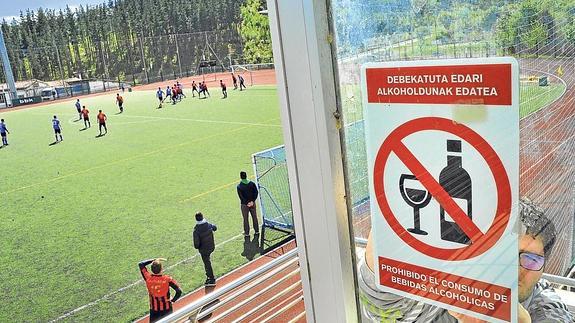 «Esta ley nos mata»: la prohibición de vender alcohol en los campos sacude a los clubes modestos