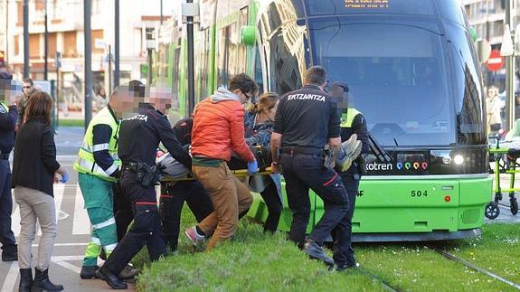Un ciclista resulta herido tras ser golpeado por el tranvía de Vitoria