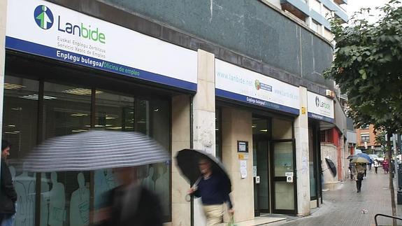 Euskadi crea 2.764 empleos en abril, con una caída del paro de 1.375 personas