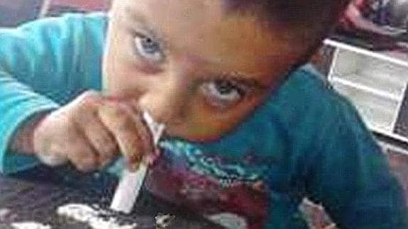 Un niño de tres años simula esnifar cocaína