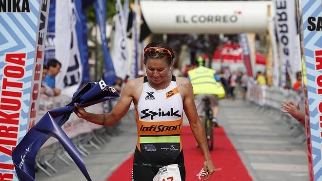 Virginia Berasategui vuelve con victoria en el triatlón de Bermeo