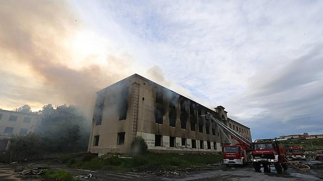 El fuego calcina dos plantas de las oficinas de la Babcock