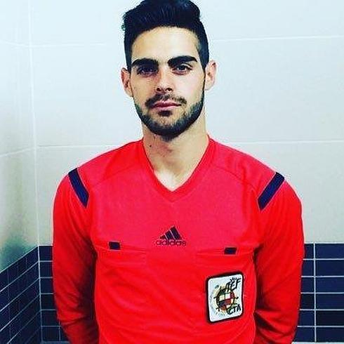 El único árbitro gay del fútbol español en salir del armario no aguanta más insultos y dimite