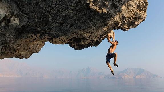 ¿Genialidad o temeridad? No hay reto imposible para Honnold, un escalador sin cuerda