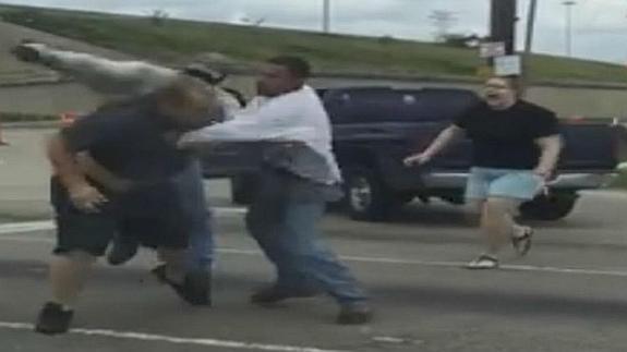 Una discusión de tráfico se convierte en una pelea viral