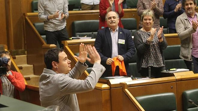 Tormenta política en el Parlamento vasco en la despedida de Arraiz