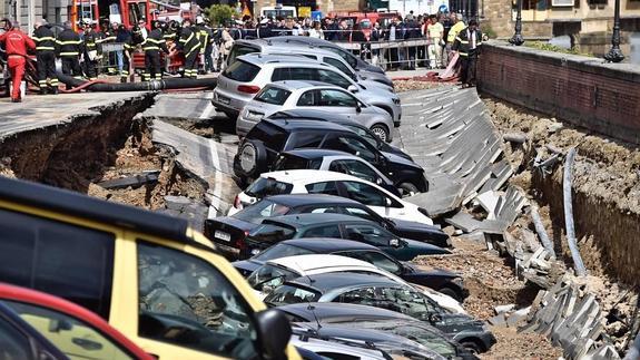 Un enorme socavón en el centro de Florencia engulle a 20 coches