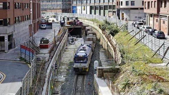 Los trenes ya circulan por el trazado soterrado de Irala