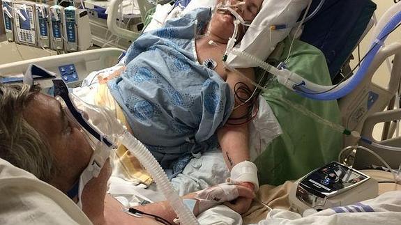 La desgarradora imagen de despedida de un hombre a su esposa antes de morir