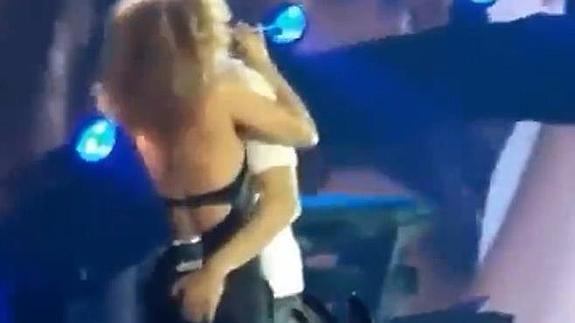 Polémica en Zagreb: Enrique Iglesias manosea en directo a una cantante