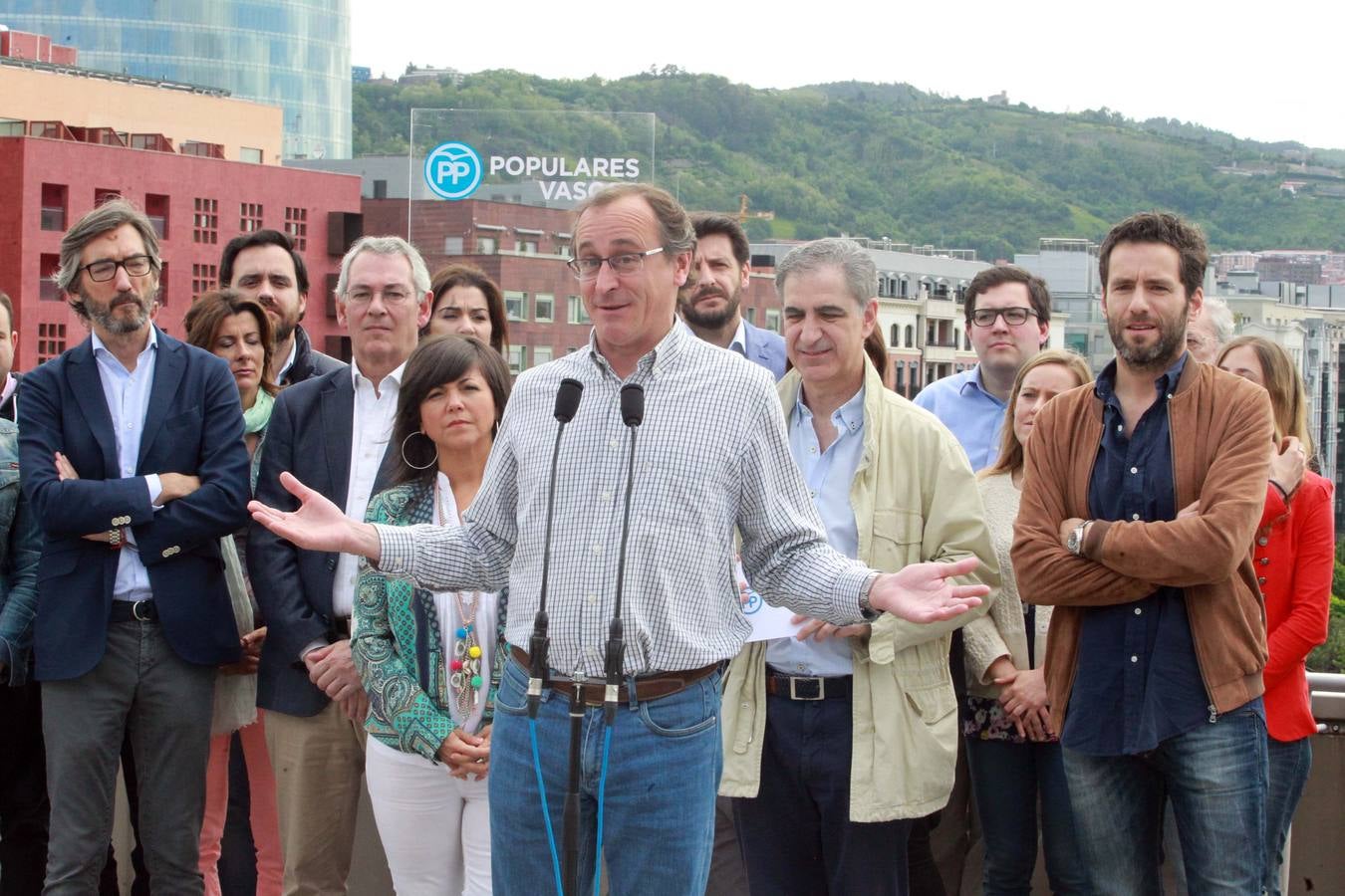 El PP vasco vende «moderación y seguridad» frente al «infierno de la demagogia y el populismo»