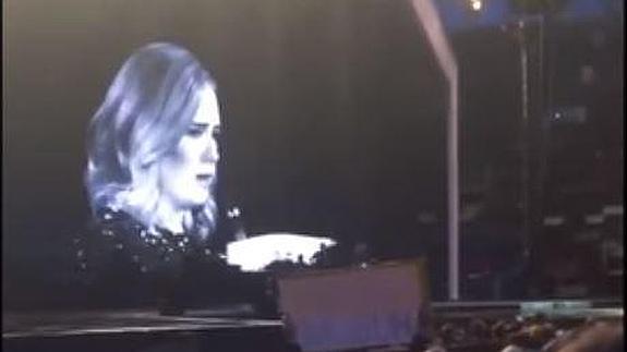 Adele regaña a una fan por no dejar de grabar durante su último concierto