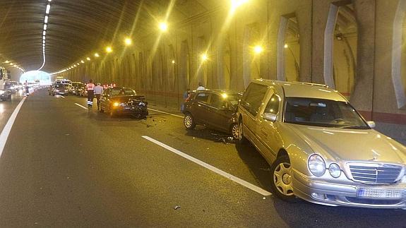 Accidente múltiple con siete turismos y un coche fúnebre en el corredor del Txorierri