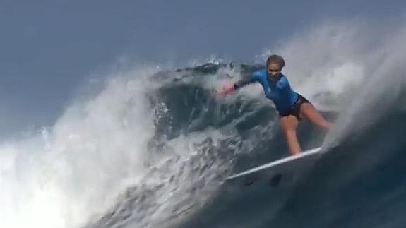 Una surfista que perdió un brazo en un ataque de tiburón se exhibe ante la número 1