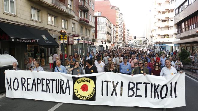 Miles de personas exigen en Vitoria el cierre definitivo de la central de Garoña