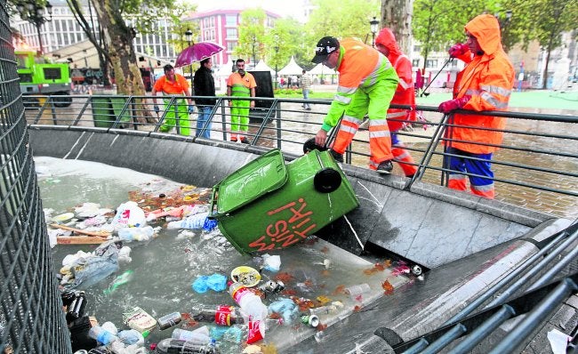 El botellón obliga a adelantar el turno de limpieza en 28 calles del centro de Bilbao