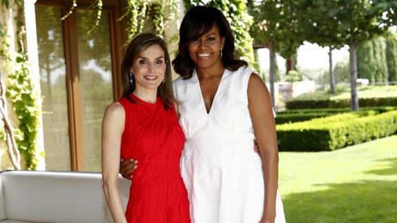 La Reina regala a Michelle Obama dos botellas de cristal artesanal hechas en España