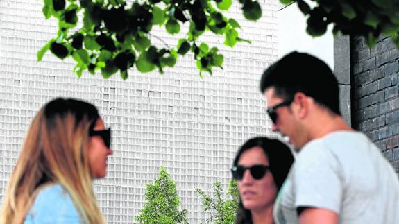 Daños y desconchones en la fachada de la biblioteca que Moneo diseñó para la Universidad de Deusto en 2009