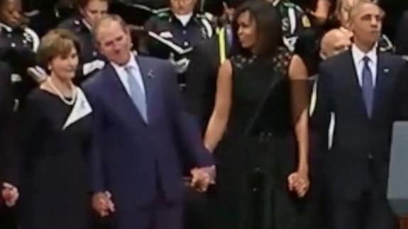 El polémico e inapropiado baile de Bush durante el acto en honor a las víctimas de Dallas