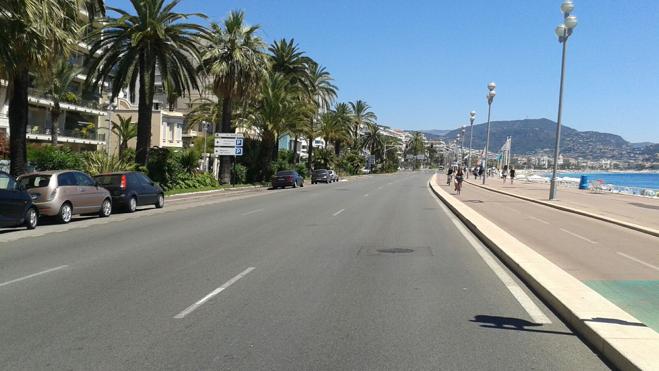 El paseo de los Ingleses, escenario de la matanza, reabre en medio del silencio