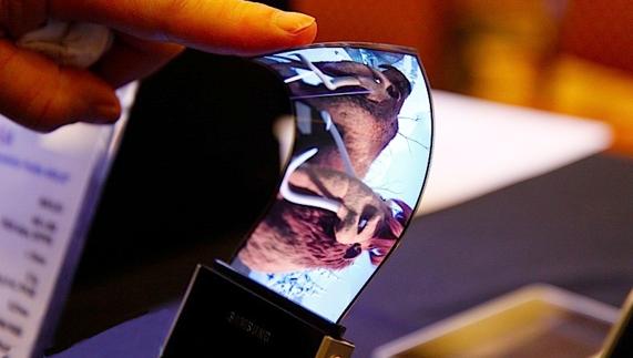 Móviles que se convierten en tabletas: las primeras pantallas flexibles llegarán en 2017