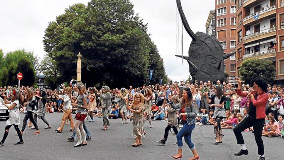 Disfraces de los años 60 y el tributo a Elvis despiden hoy las fiestas de Amorebieta