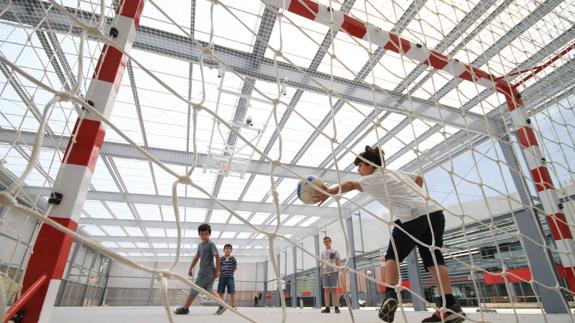 El Ayuntamiento de Bilbao abre al público la cancha de Atxuri después de siete años