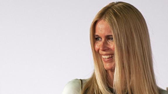 Claudia Schiffer, cogida por los pinos