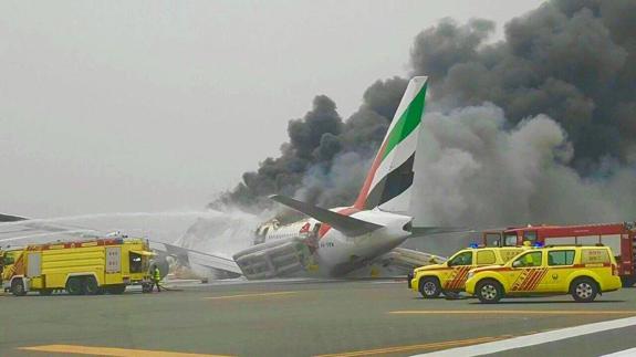 Un avión de Emirates se incendia al aterrizar en Dubái