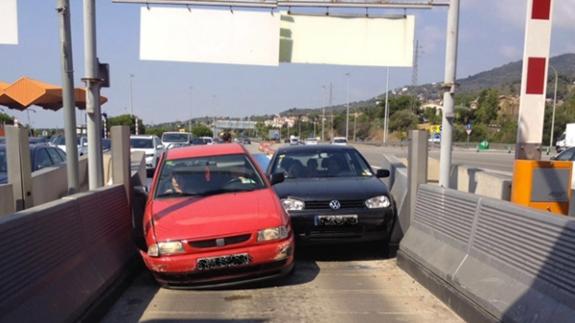 Dos coches se empotran al competir por entrar en un peaje en Cataluña