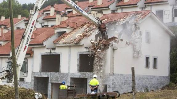 Comienza el derribo de las 214 casas ilegales construidas en Cantabria