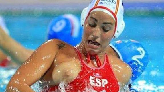 Los bañadores declaran la guerra a las jugadoras de waterpolo