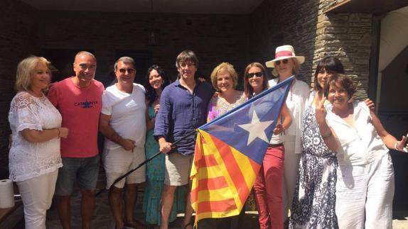 Un desconocido Puigdemont canta y toca la guitarra en una comida con amigos