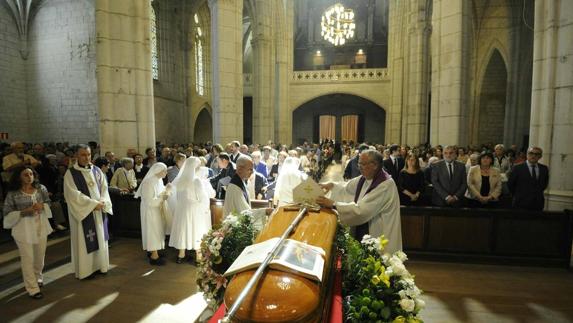 Vitoria da un emotivo adiós a su obispo emérito fallecido, Miguel Asurmendi