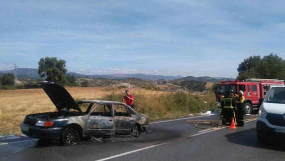 Se quema el 70% del cuerpo al intentar salvar a su perro de un coche en llamas